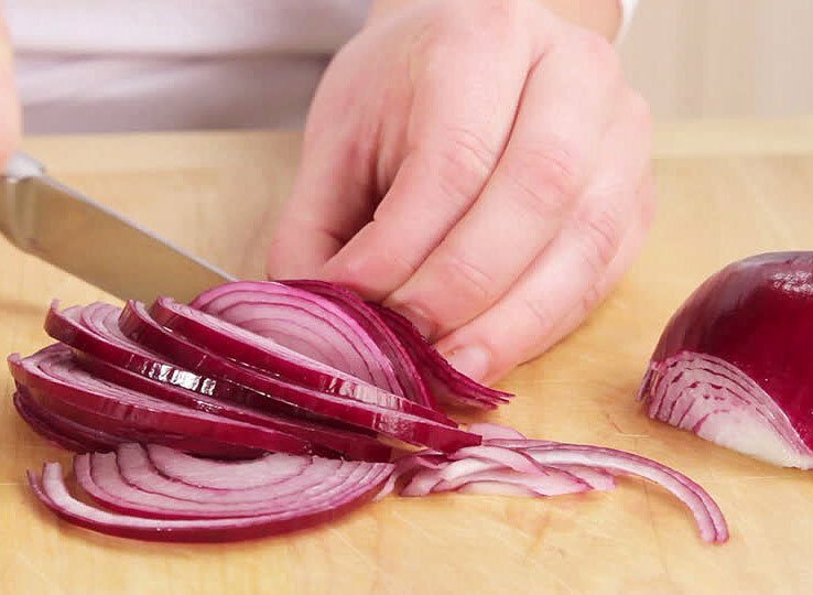 insect bite relief with onion https//organicgardeningeek.com